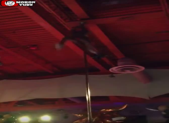 Video :Whoa, during a pole dance, this stripper falls from a huge height!